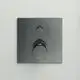 Einzelthermostat von Ideal Standard in Magnetic Grey, mit zwei Drehknöpfen auf einer quadratischen Wandplatte, zur Regelung von Temperatur und Wasserfluss.